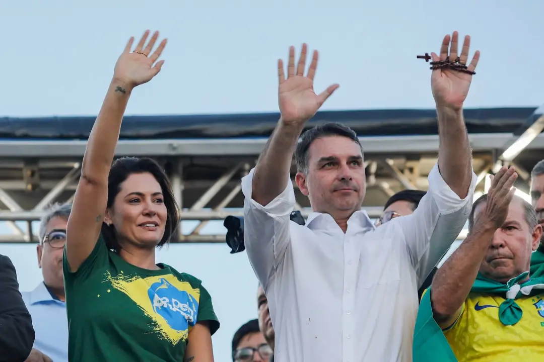 Financial Times compara clã Bolsonaro aos Trump e cita estilo paranoico. A reportagem analisa a dinâmica interna da fam…