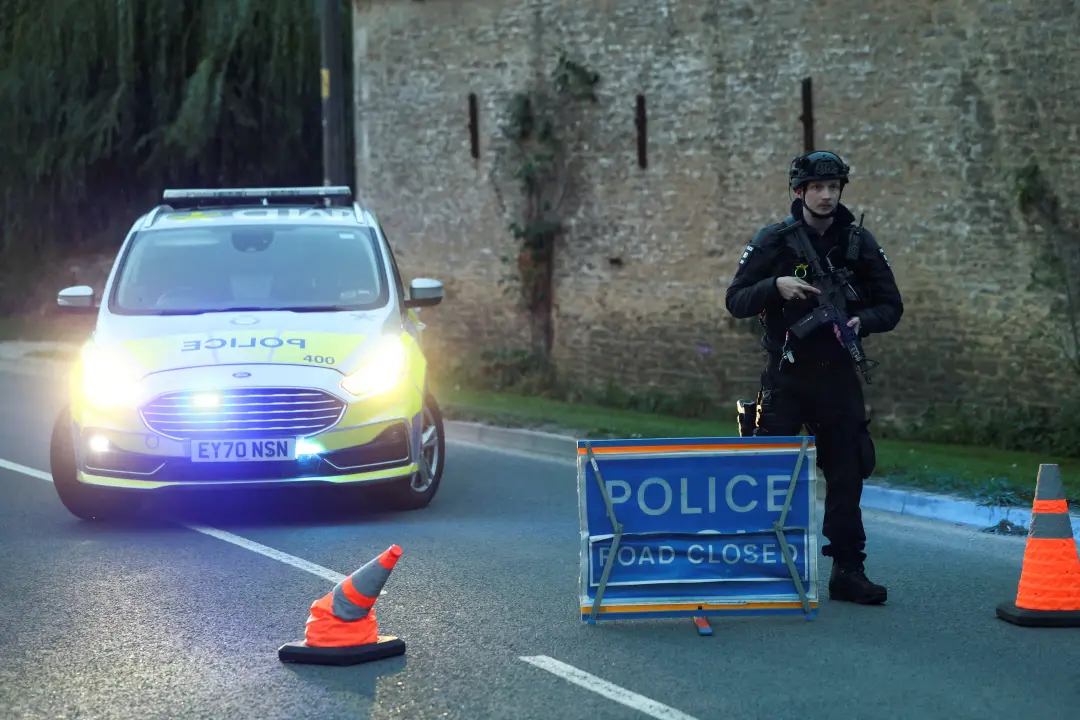 Cinco homens foram presos no Reino Unido por suspeita de preparar ato terrorista perto de base aérea britânica usada po…