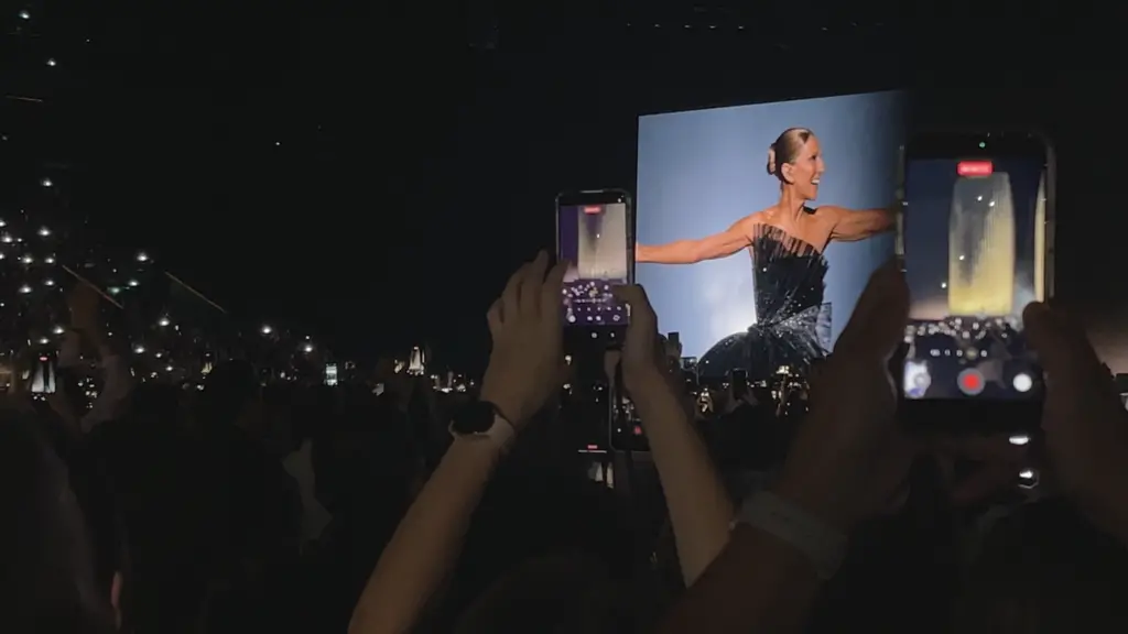 Celine Dion usa tecnologia de ponta em sua residência em Paris, com IA separando a voz dela do som de um estádio de 30 …