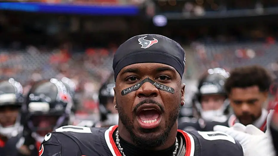 Azeez Al Shaair foi avisado pela NFL que seria retirado do jogo por usar mensagem antiisraelense na marcação do olho. A…