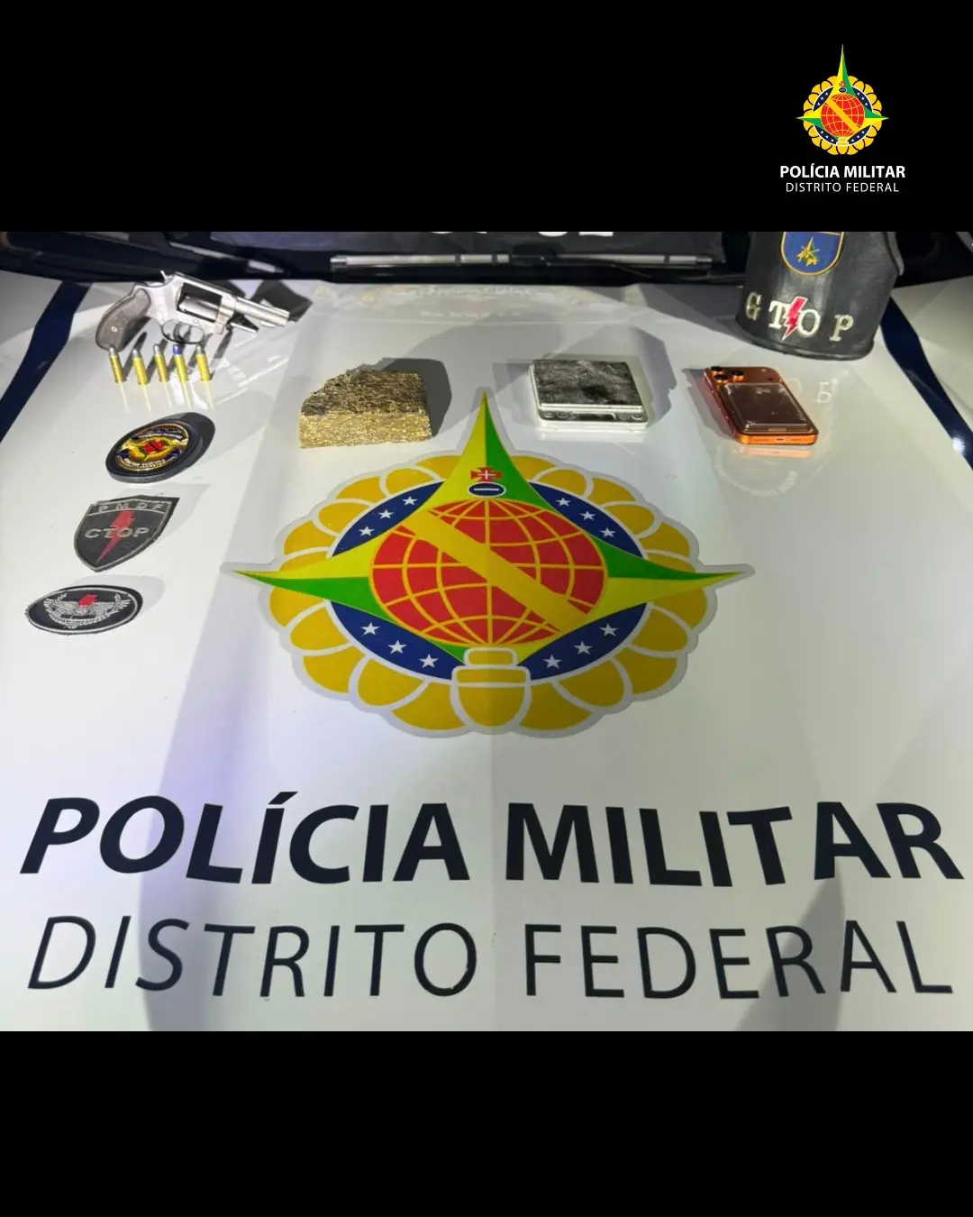 Em depósito de Samambaia Sul, a PMDF encontrou um revólver calibre .38 com cinco munições e uma porção de maconha. A pr…