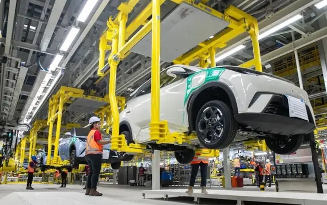 Camaçari, Bahia: greve dos metalúrgicos paralisou produção da BYD por divergência no reajuste, onde a empresa ofereceu …
