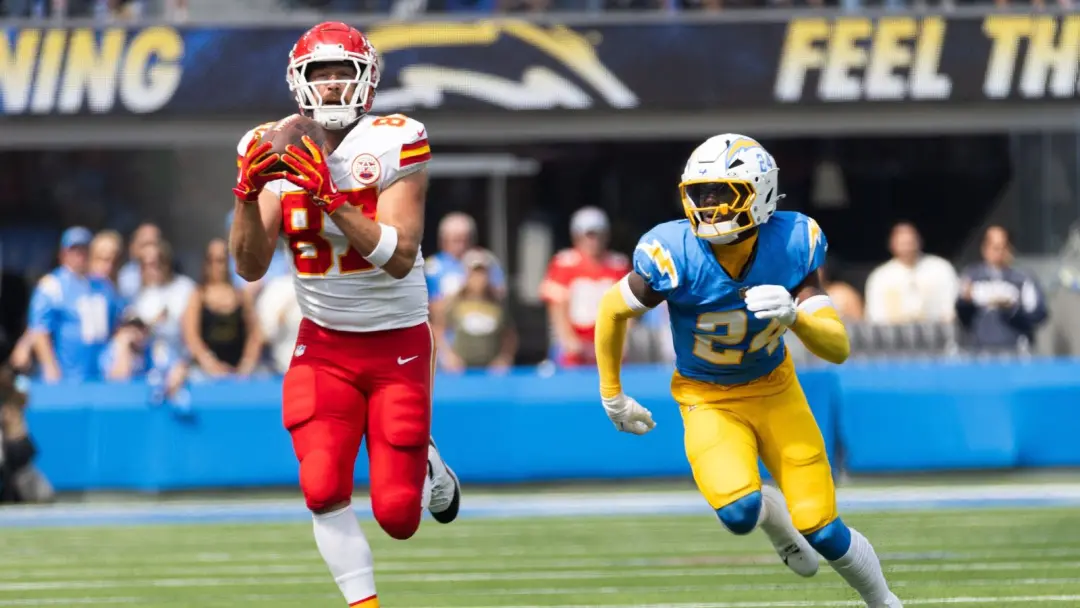 Kansas City Chiefs venceram os Indianapolis Colts por 33 a 30 no overtime na Semana 2. O Mahomes reagiu rápido a uma co…