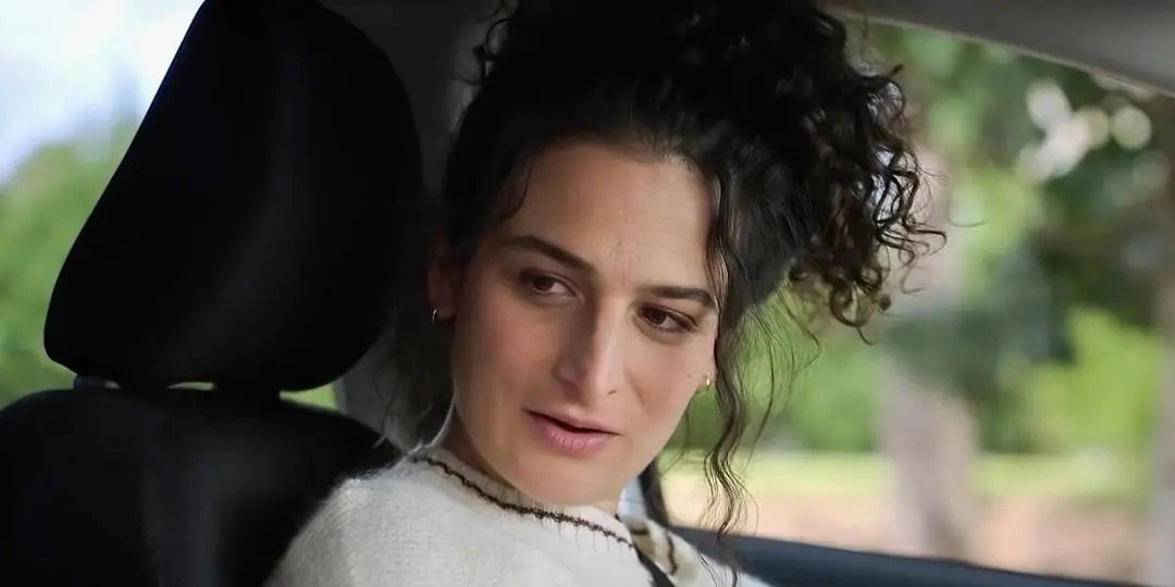 Forgotten Island tem Manny Jacinto e Jenny Slate no elenco, um filme de comedia romantica com elementos folclóricos fil…