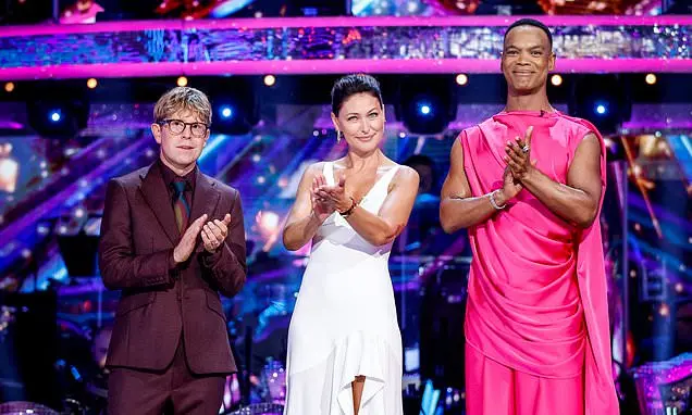 Strictly Come Dancing teve queda de audiência na primeira transmissão ao vivo com o trio de apresentadores novo. A troc…
