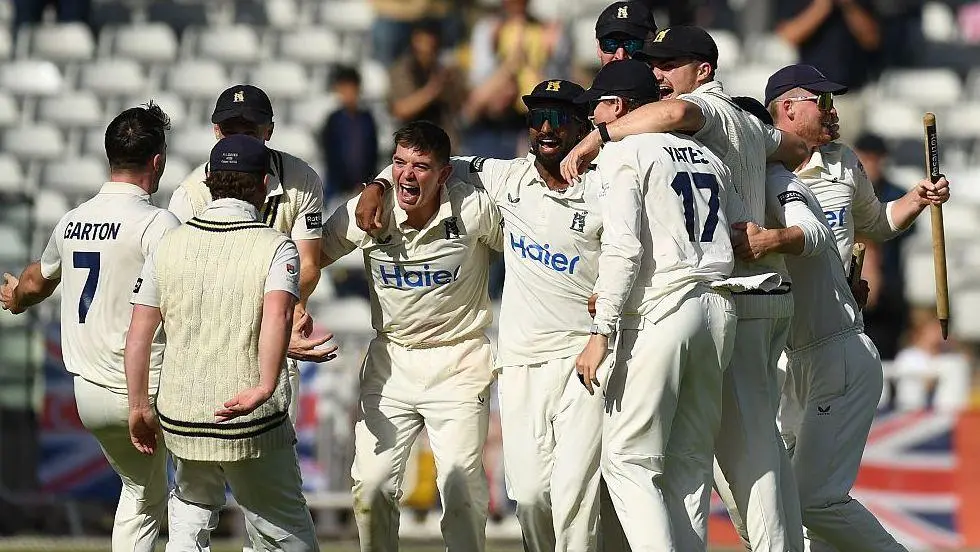 Bamber, o atacante de Warwickshire, pegou 69 wickets no Championship do Bears, sendo o líder do país. O cara é bom, mas…
