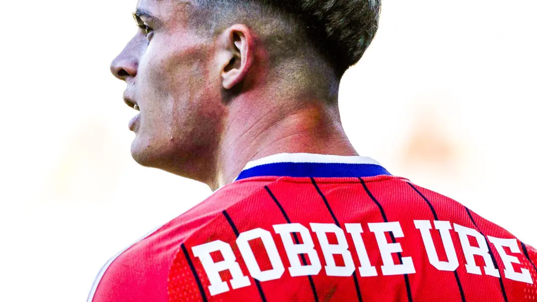 Robbie Ure com nome completo na camisa na seleção de Escócia, em jogo contra a Eslovênia. É raro jogador desses ter o n…