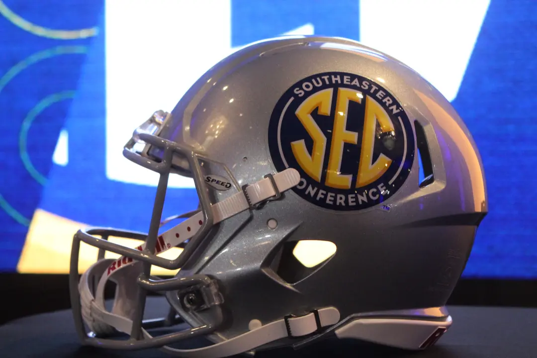 Texas, número um, venceu Tennessee por 20 a 17 no Neyland Stadium. O técnico do Tennessee apontou que a defesa foi boa,…