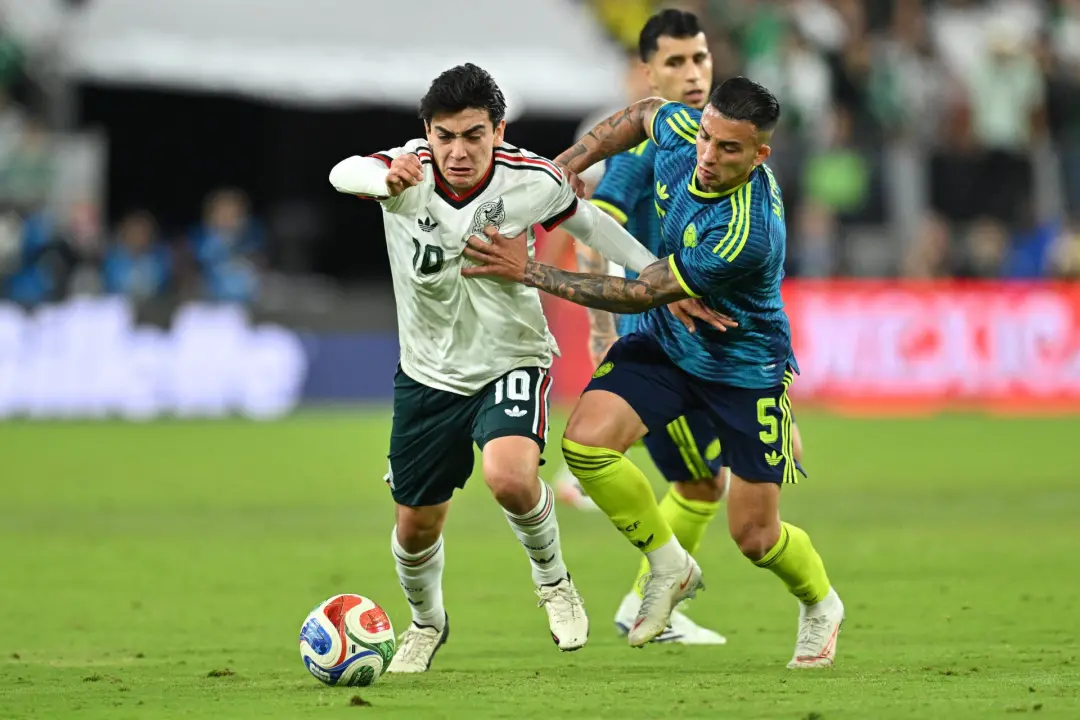 Gilberto Mora, com 17 anos, fez história sendo o artilheiro mais jovem da seleção mexicana ao marcar contra a Colômbia …