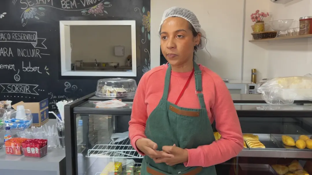 Vitória Cândido, que tratava sequelas de uma tentativa de feminicídio na Sorri Bauru, hoje é funcionária da lanchonete …