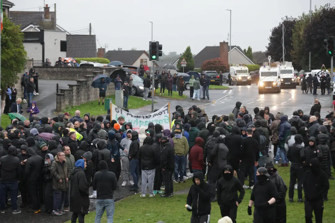 Centenas de pessoas se reuniram na Garvaghy Road em Portadown para barrar um desfile da Ordem Orange. Isso mostra como …