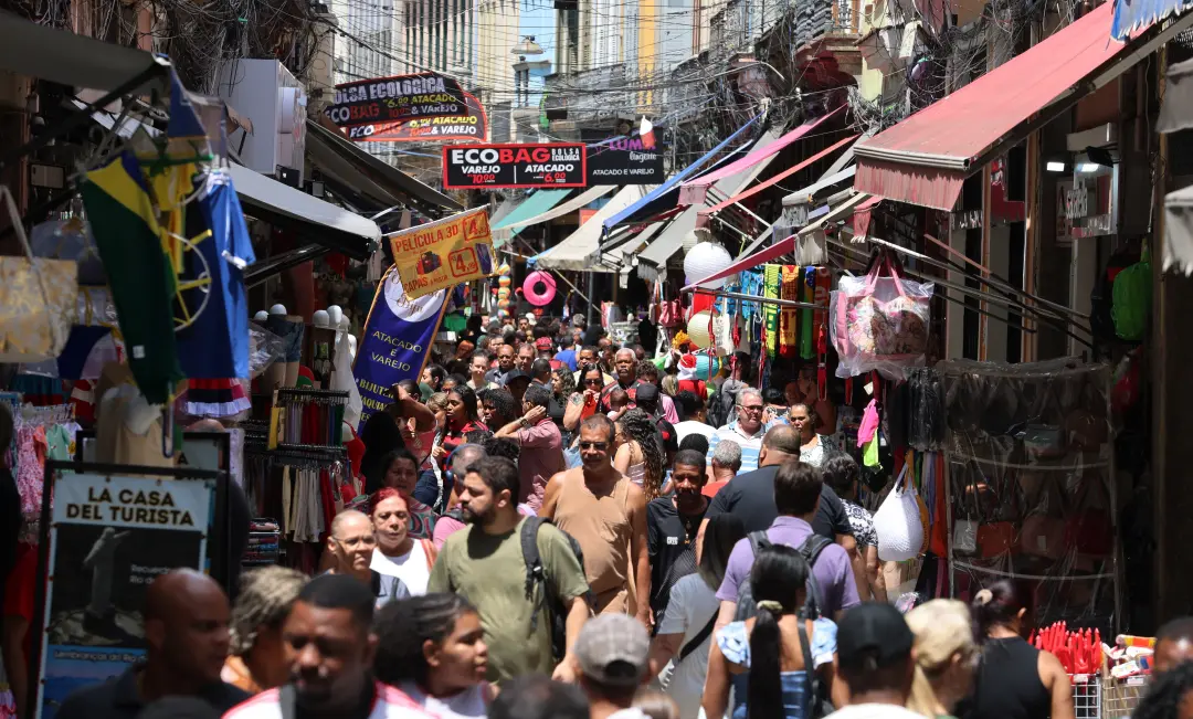 Rua da Alfândega, no Rio, teve anúncio em chinês na Saara. A diversidade cultural ali, no comércio popular, mostra que …