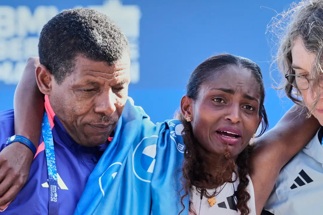 Tigst Assefa se lesiona perto do quilômetro 40 durante o maratona em Berlim, parando a tentativa de quebrar o recorde m…