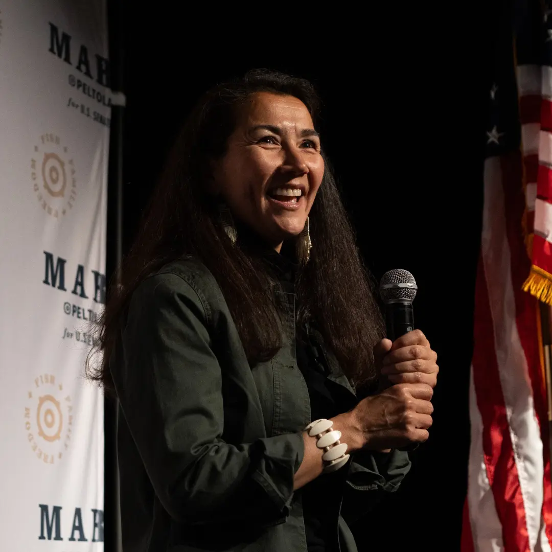 Mary Peltola, candidata senadora em Alaska, une pautas que parecem opostas: ela apoia armas e petróleo, mas também é pr…