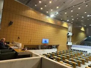 Alesp teve uma sessão de 28 segundos, com Eduardo Suplicy sozinho no plenário. Isso mostra o descaso com o trabalho leg…