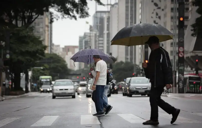 Pancadas volumosas esperam o país neste domingo 27. O Sudeste tem previsão de chuva forte à tarde com temperaturas cheg…