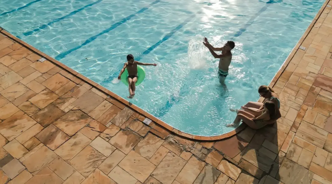 Itapura Eco Resort em Atibaia tem pacotes de 04 diárias para Natal, focado em convívio familiar e áreas verdes. É bom t…