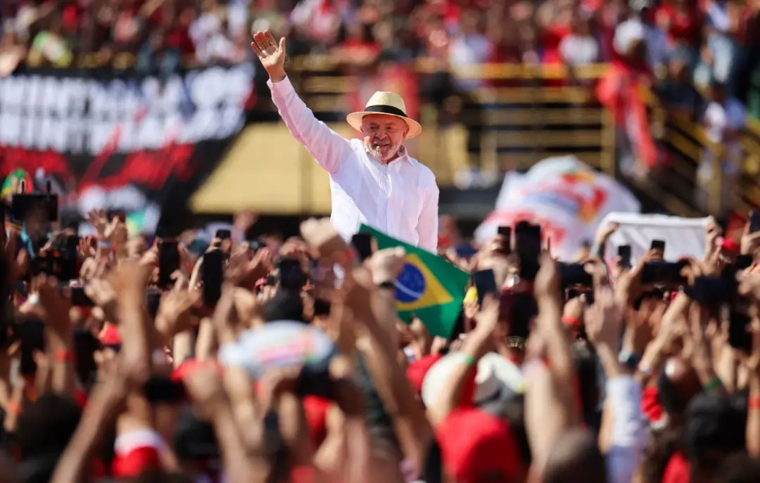 Lula foca no Nordeste com temas como Bolsa Família e salário mínimo na última semana antes do primeiro turno. A contenç…
