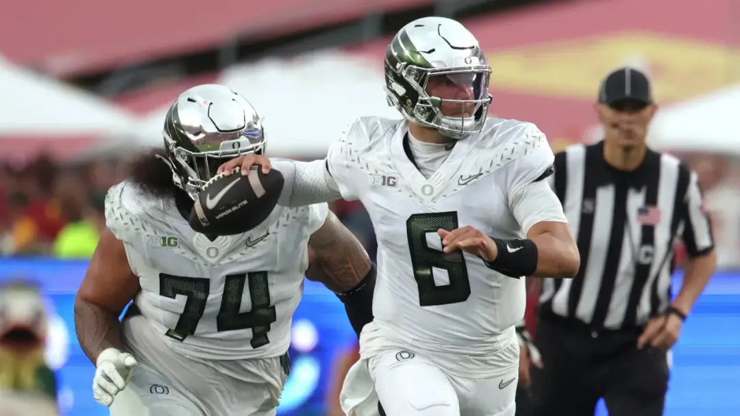 Oregon levou o USC por 41 a 27, mas um lance feio de Desman Stephens II contra Dante Moore tirou o quarterback de jogo.…