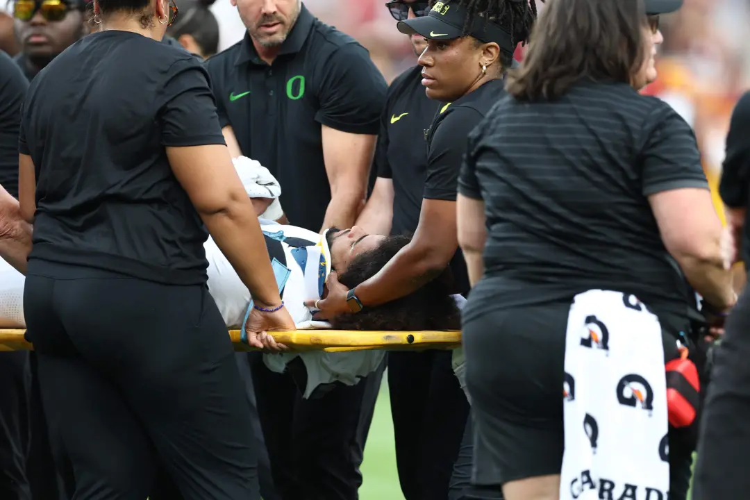 Dante Moore recebeu um golpe forte de um defensor do USC no segundo quarto do jogo contra Oregon. Esse tipo de contato …