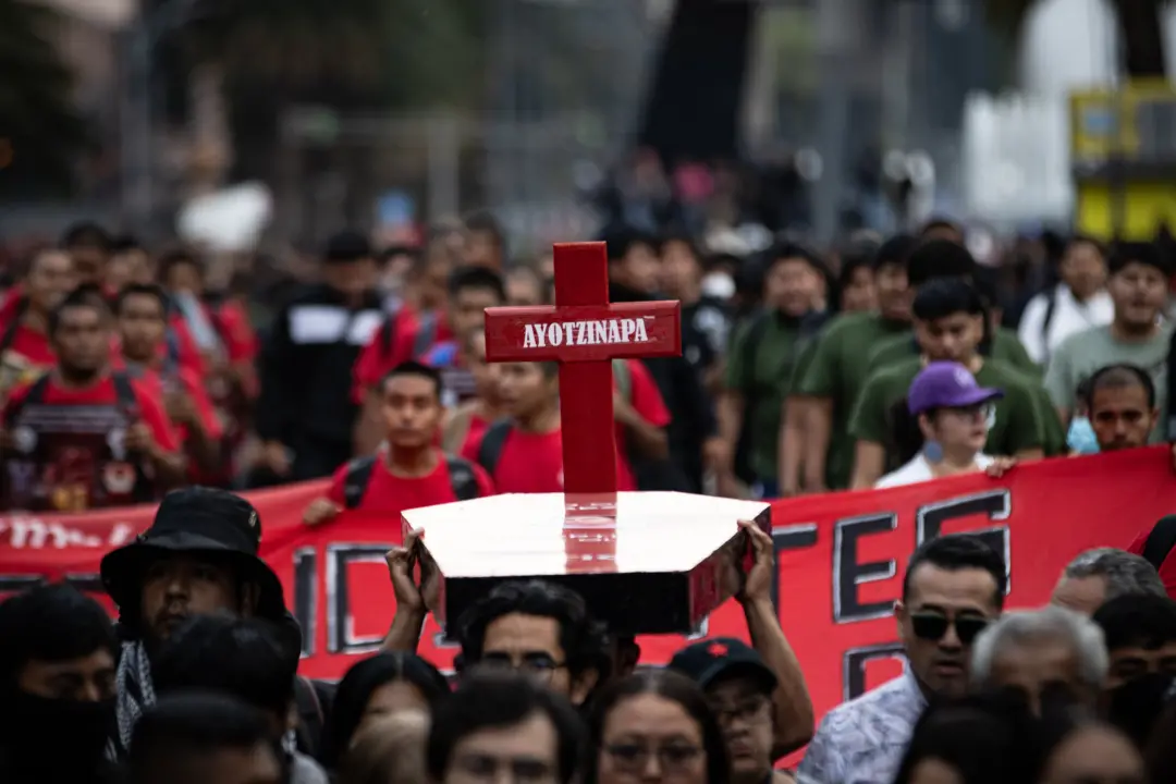 A marcha em Cidade do México lembra os 43 estudantes de Ayotzinapa que sumiram há 12 anos. Placas cobriram entradas de …