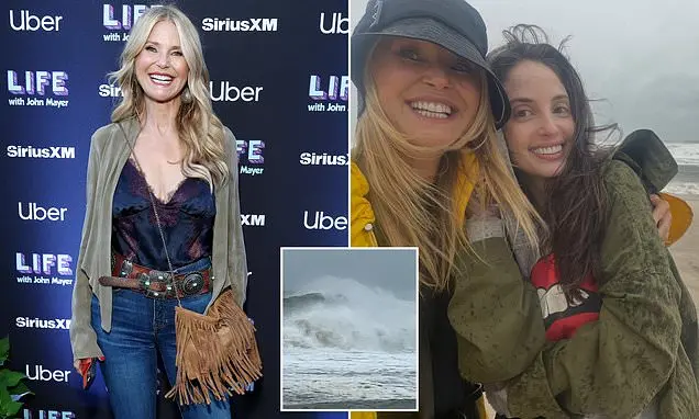 Hamptons, Christie Brinkley e filha foram alertadas por fãs por ir à praia durante a tempestade nor'easter. É preciso u…