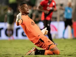 Goleiro e presidente do Atlético-GO trocaram farpas após a vitória. Tal troca de palavras, mesmo depois de um jogo, mos…