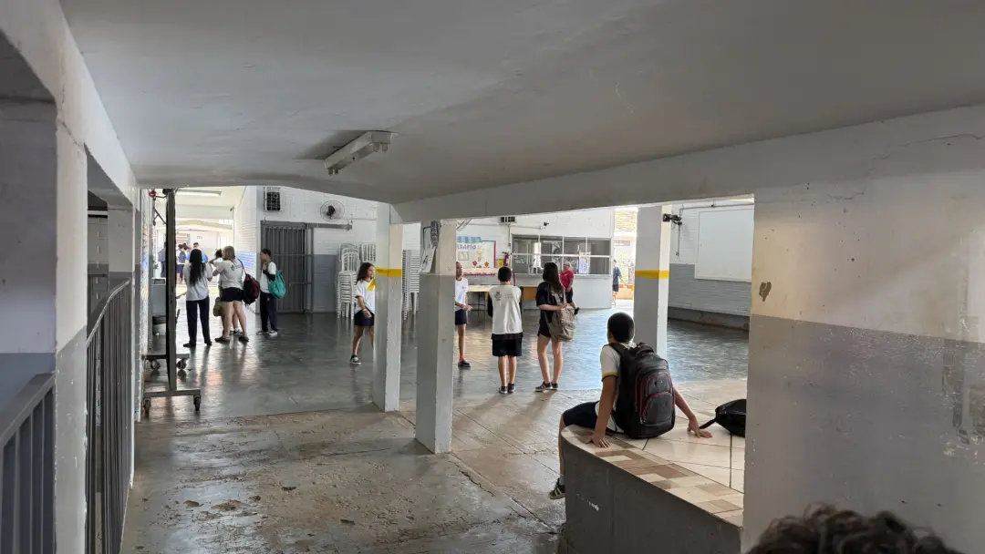 Escolas em Goiás estão experimentando a introdução da Inteligência Artificial, com algumas criando disciplinas específi…