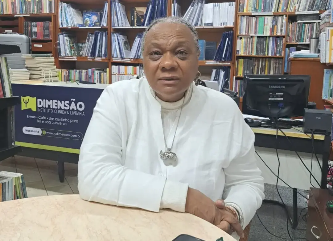 Goiânia, na Livraria Dimensão, Isildinha Baptista Nogueira comentou a questão do racismo em sua entrevista. É fundament…