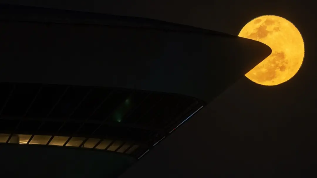 Niterói viu a lua cheia em frente ao Museu de Niemeyer criar uma imagem de Pac-Man. O fotógrafo usou planejamento para …