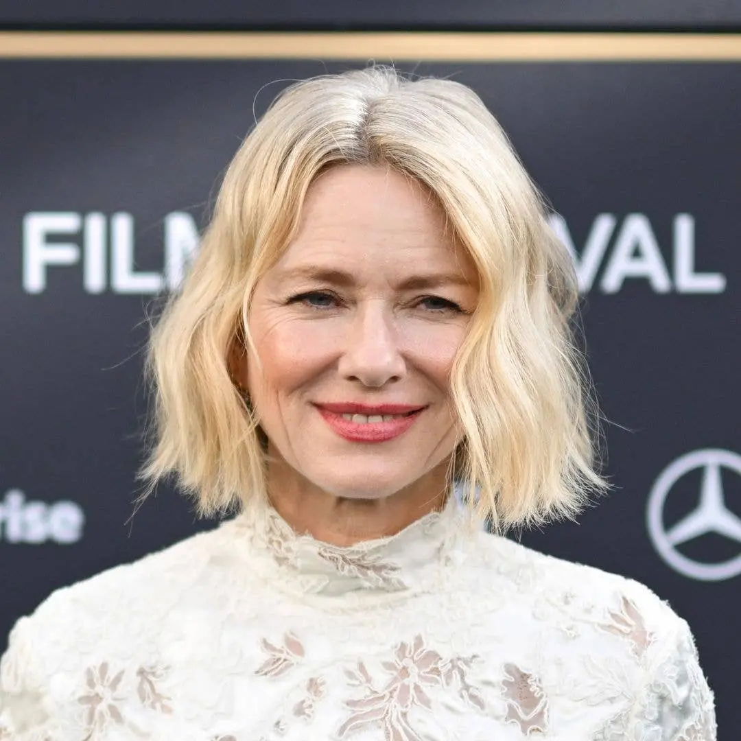 Naomi Watts usou um vestido de renda branca transparente na estreia de The Housewife em Zurique. Acho interessante como…