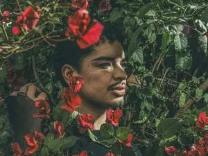 Homens gays afeminados enfrentam rejeição nos aplicativos de namoro. Essa exposição mostra a dificuldade que ainda exis…