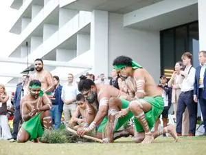 Participante de dança tradicional disse que nao viu desrespeito com risadas de jogadores da selecao. A postura de quem …