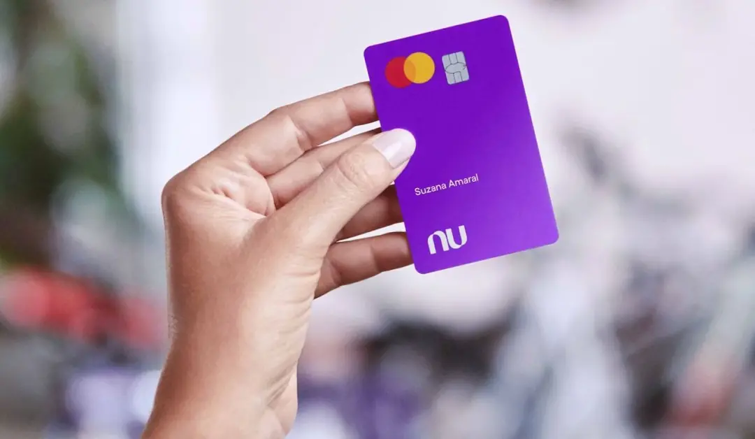 Nubank negocia comprar banco digital britânico Monzo por cerca de 70 bilhões de reais. A ideia de uma fusão traz um pes…