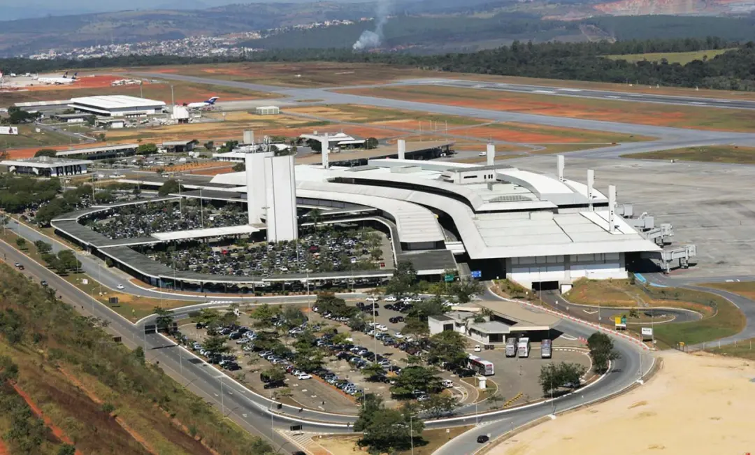 Confins retomou as operações de pouso e decolagem às 15h08, depois de suspensão por um problema na pista. Quarenta e ci…