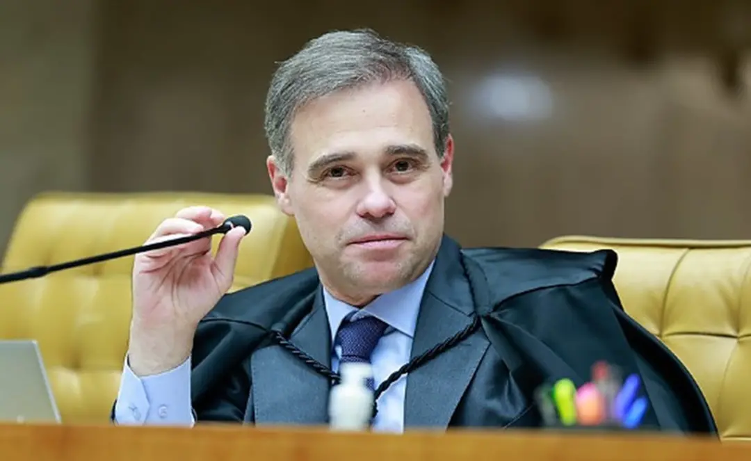 Ministro do TSE manda remover posts que dizem que Flávio Bolsonaro quer tirar Nossa Senhora Aparecida como padroeira. A…
