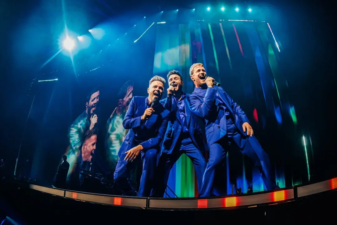 Westlife completa 25 anos em turnê e os fãs ainda jogam sutiãs no palco. É uma loucura ver essa dedicação dos fãs, mas …