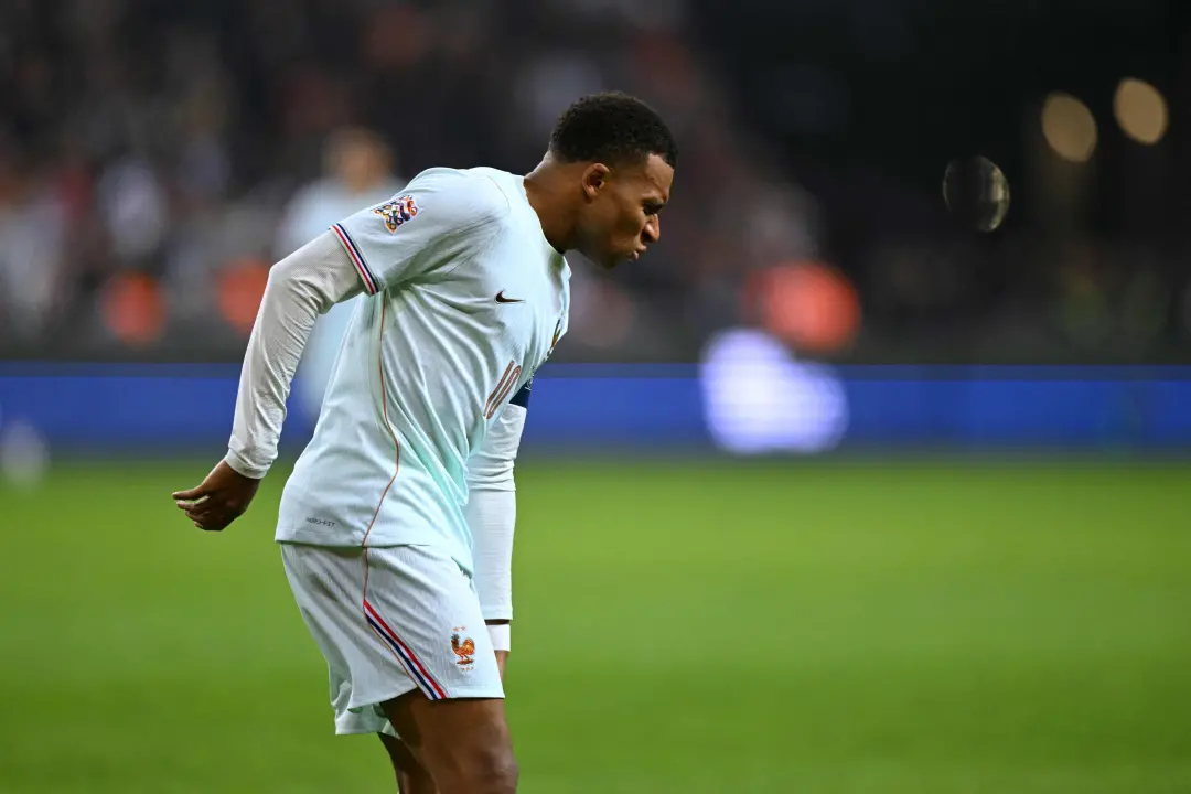 Kylian Mbappé sofreu lesão no joelho esquerdo e fica de fora dos jogos da seleção francesa por pelo menos duas semanas.…