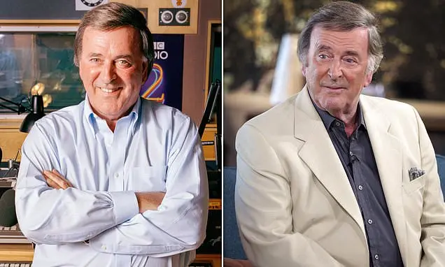 Sir Terry Wogan, falecido aos 77 anos, teve o mistério das três perucas resolvido por Frank Skinner. O fato é que ele n…