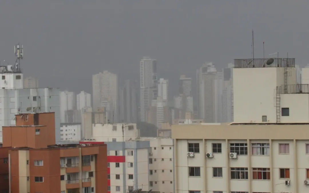 Ventania de 36 km/h e chuva forte atingiram Goiânia neste sábado. Os setores Jardim Curitiba, Cidade Jardim e Parque Am…
