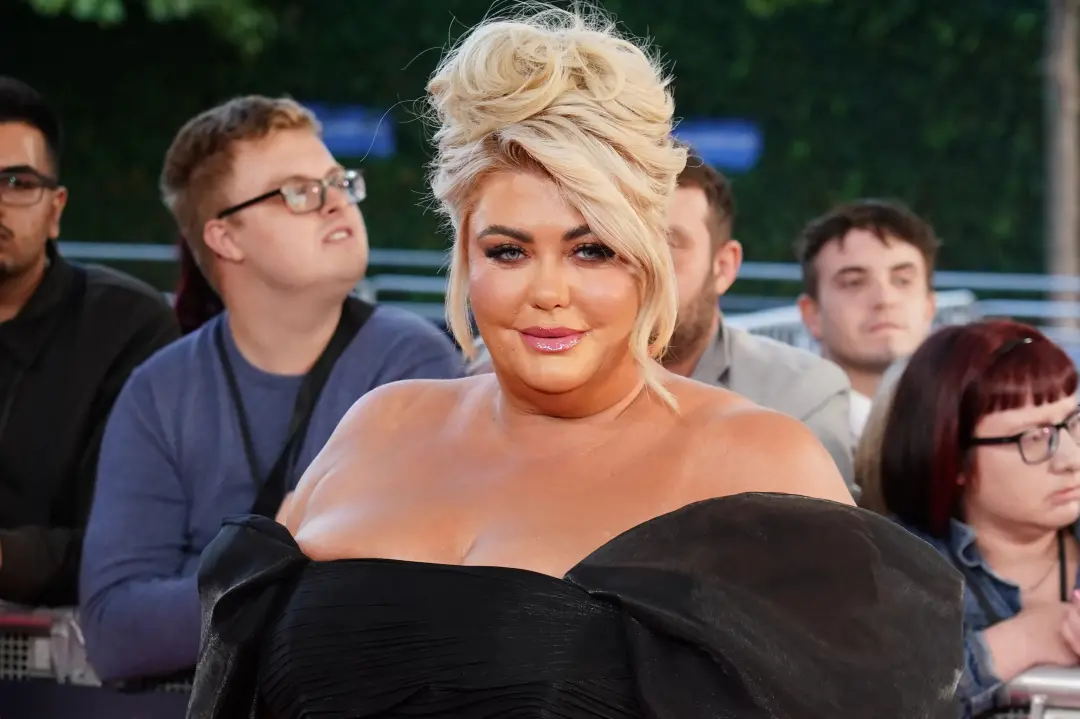 Gemma Collins teve uma mulher presa por supostamente assédio com cartas ofensivas na casa dela em Essex. A polícia inve…