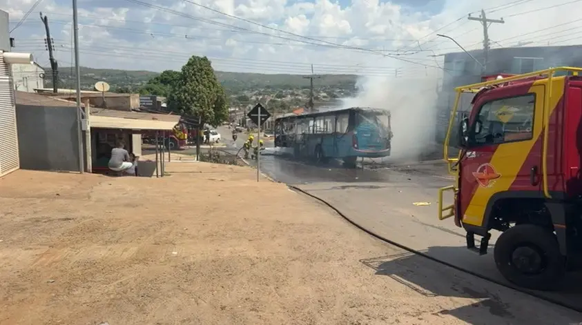 Centro de Santo Antônio do Descoberto teve um ônibus pegando fogo na tarde de sábado. O fogo atingiu fios e a fachada d…