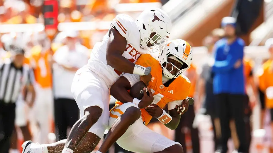 Texas, líder número um, vence Tennessee por 20 a 17 em Knoxville. A defesa do Texas pressionou muito o quarterback do T…