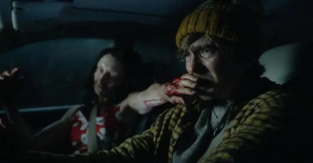 Austin Abrams, como entregador de suprimentos, aceita uma corrida em Raccoon City em 2026. O filme funciona bem porque …