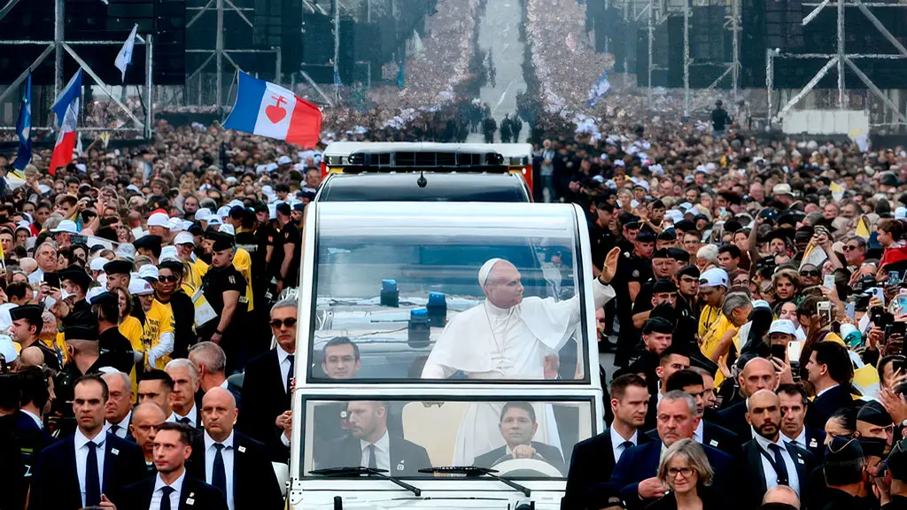Setecentos mil fiéis saudaram o Papa Leão XIV em Paris, um dos maiores registros católicos na cidade. É um sinal da for…
