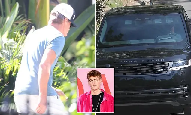 Rande Gerber, pai de Presley Gerber, foi visto chegando à casa do filho em um Range Rover preto. Essa presença me traz …