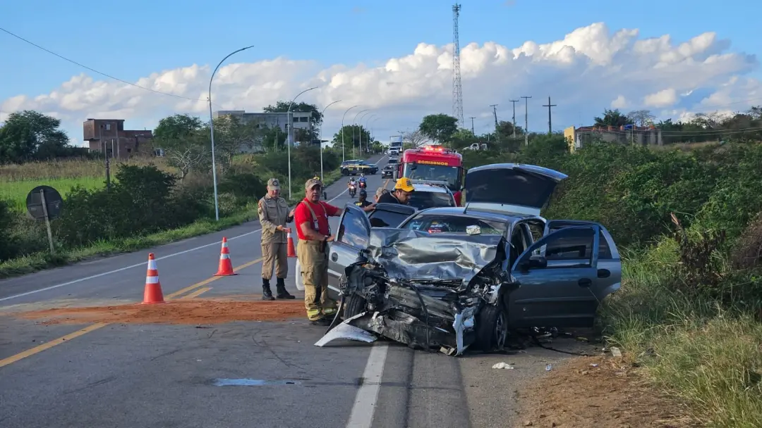 Acidente na BR-104 em Queimadas, Paraíba, tirou a vida de um vigilante de 62 anos. Colisão frontal grave deixou outras …