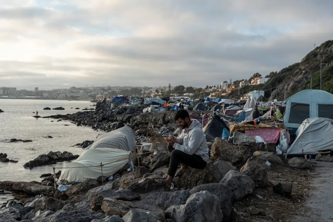 Dois migrantes marroquinos foram detidos em Ceuta por suposta agressão sexual a uma menor de 17 anos na praia do Trampo…