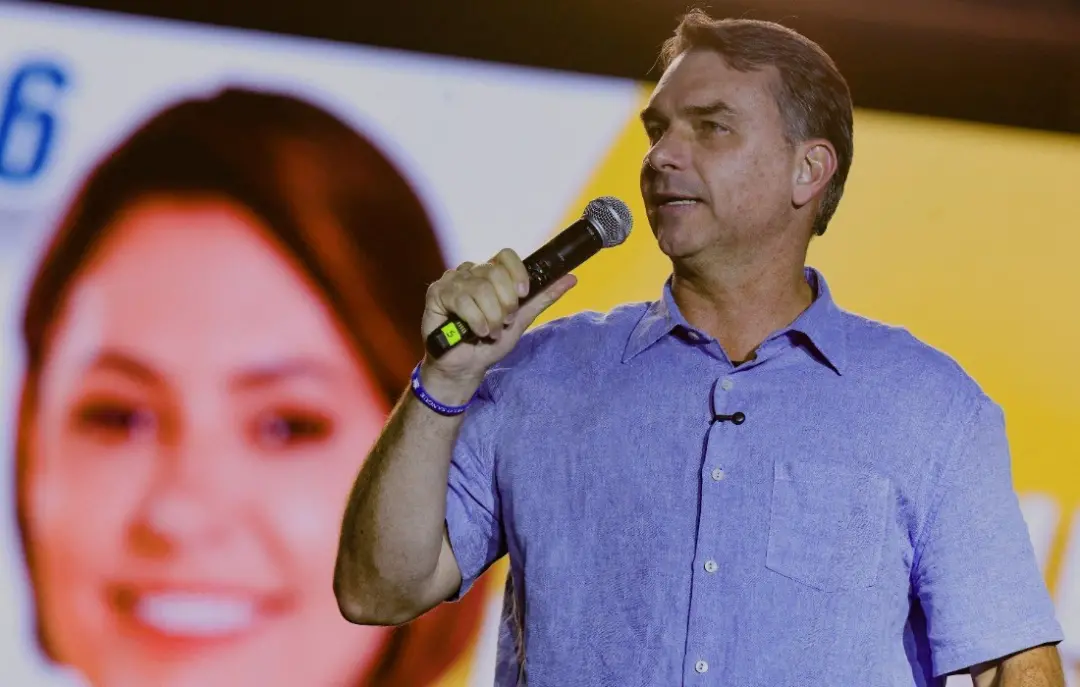 Em Jaguariúna, senador Flávio Bolsonaro prometeu trazer Jair Bolsonaro de volta para o rodeio no próximo ano. A fala de…