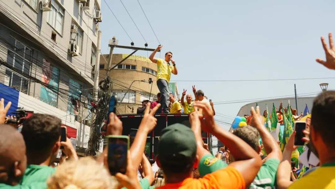 Flavio Bolsonaro chamou Lula de pai do Tigrinho em evento em São João de Meriti, Rio de Janeiro. A associação com cassi…